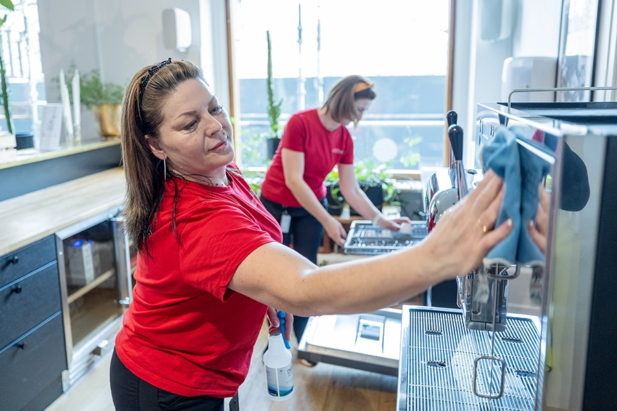 Två medarbetare som utför kökstädning